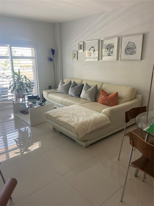 For Rent: $2,100 (1 beds, 1 baths, 817 Square Feet)