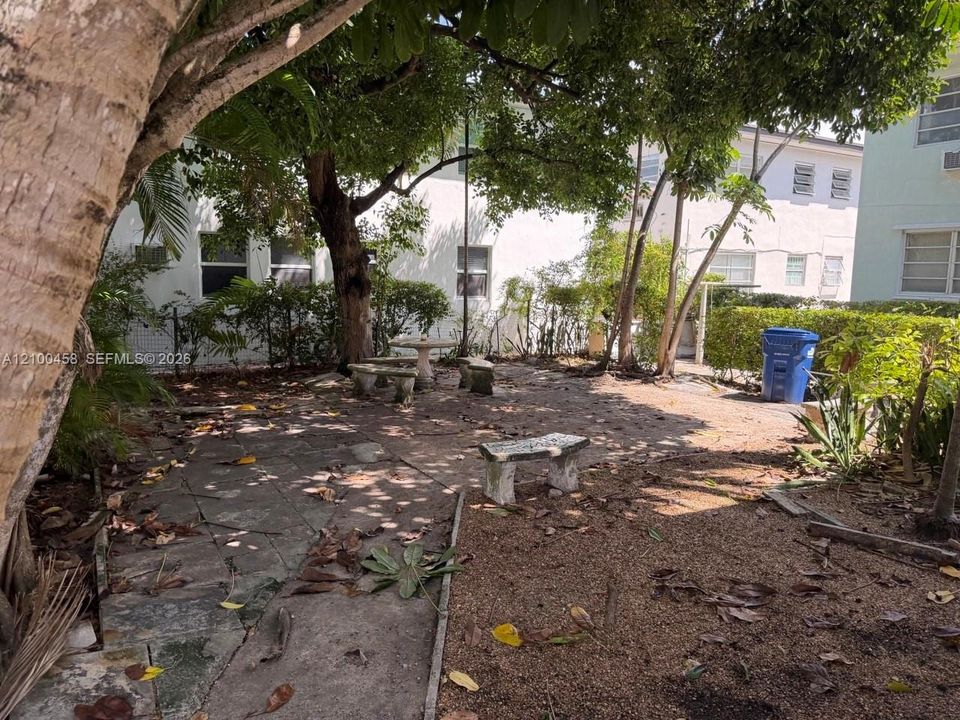 For Sale: $159,999 (1 beds, 1 baths, 688 Square Feet)