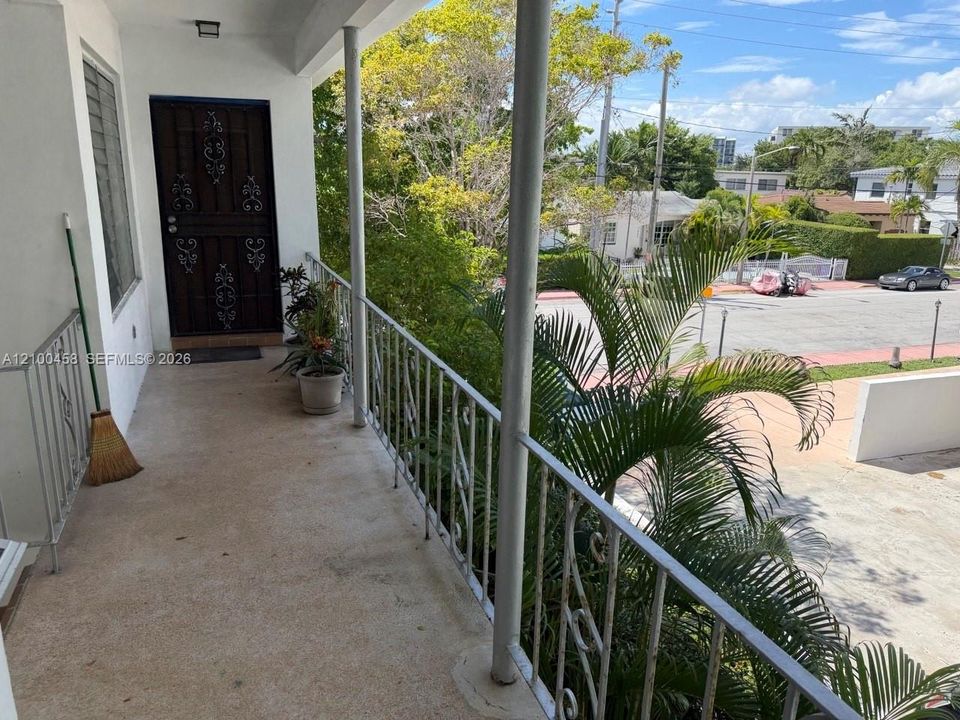 For Sale: $159,999 (1 beds, 1 baths, 688 Square Feet)