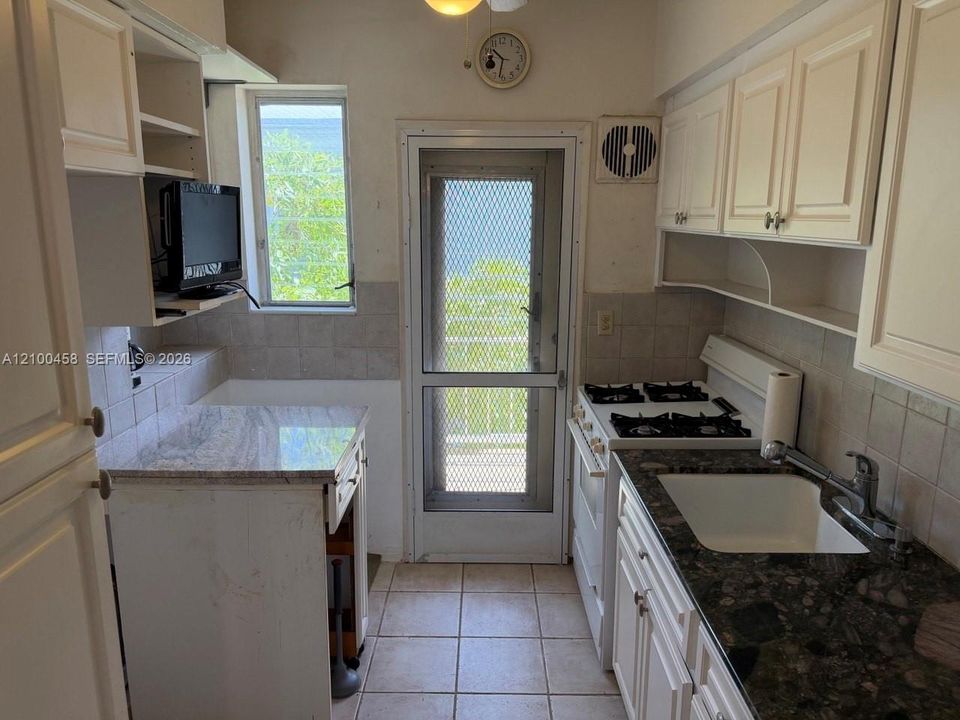 For Sale: $159,999 (1 beds, 1 baths, 688 Square Feet)