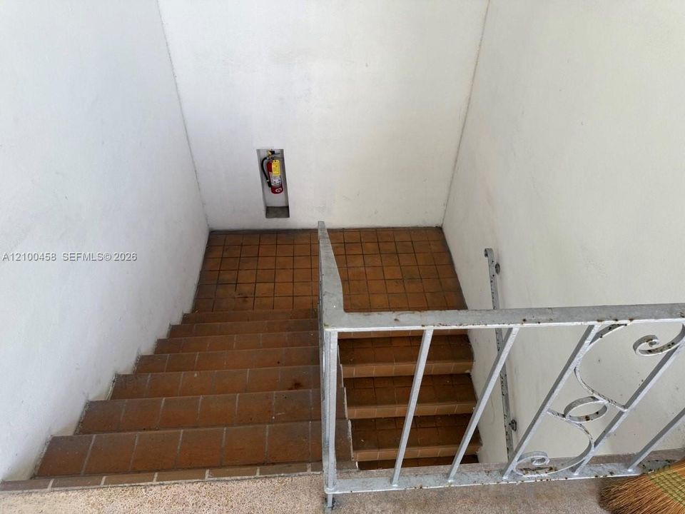 For Sale: $159,999 (1 beds, 1 baths, 688 Square Feet)