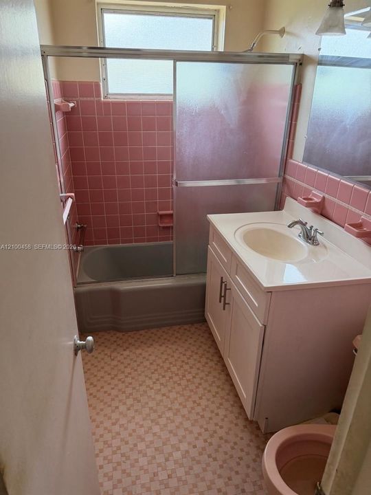 For Sale: $159,999 (1 beds, 1 baths, 688 Square Feet)