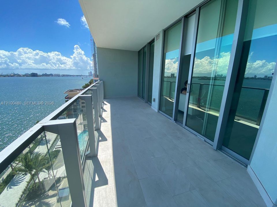 For Sale: $1,330,000 (2 beds, 3 baths, 1223 Square Feet)