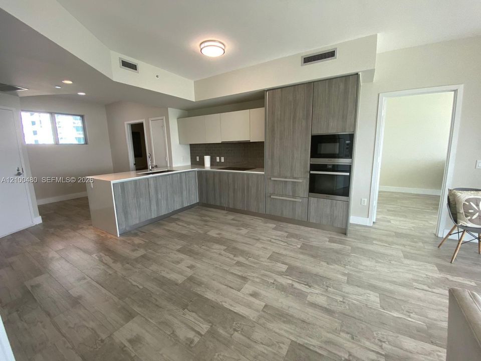 For Sale: $1,330,000 (2 beds, 3 baths, 1223 Square Feet)