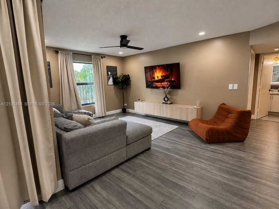 В аренду: $2,350 (2 спален, 2 ванн, 978 Квадратных фут)