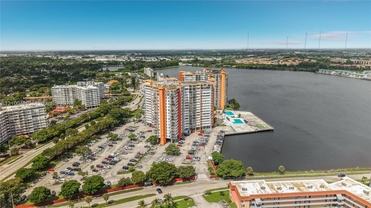 На продажу: $175,000 (1 спален, 2 ванн, 861 Квадратных фут)