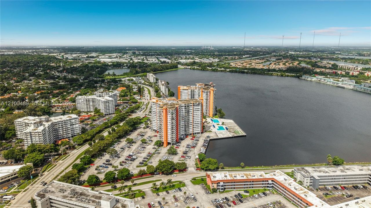 На продажу: $175,000 (1 спален, 2 ванн, 861 Квадратных фут)