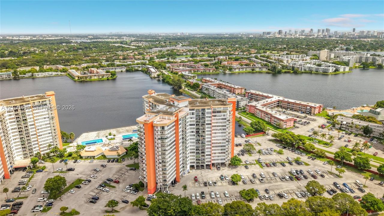 На продажу: $175,000 (1 спален, 2 ванн, 861 Квадратных фут)