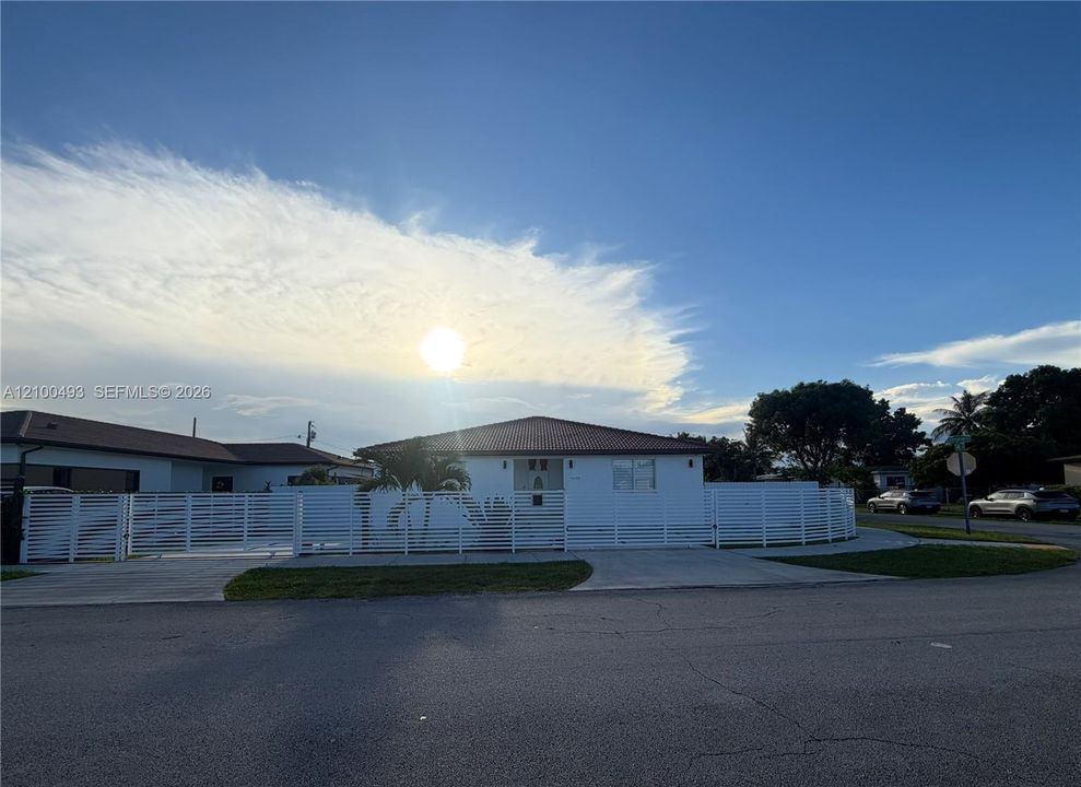 For Sale: $1,087,000 (4 beds, 4 baths, 2329 Square Feet)