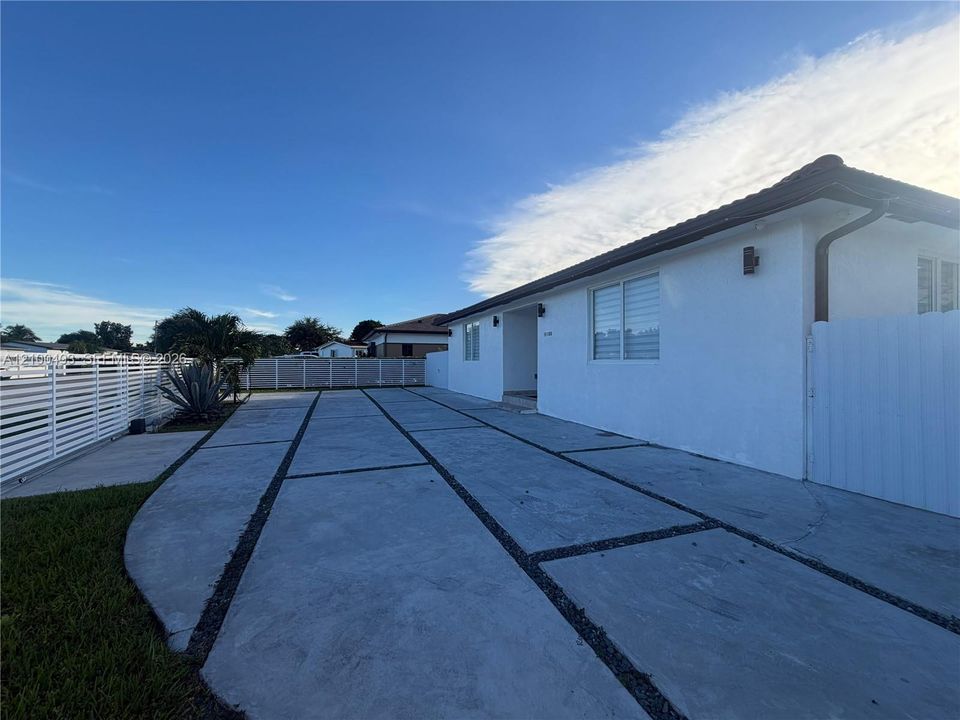 For Sale: $1,087,000 (4 beds, 4 baths, 2329 Square Feet)