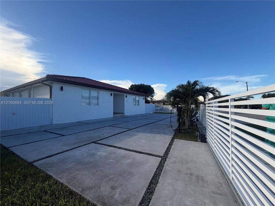 For Sale: $1,087,000 (4 beds, 4 baths, 2329 Square Feet)