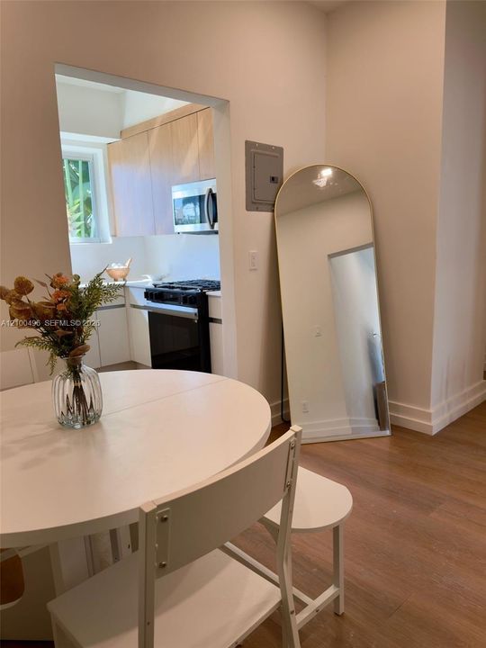 出租: $3,525 (2 贝兹, 1 浴室, 980 平方英尺)