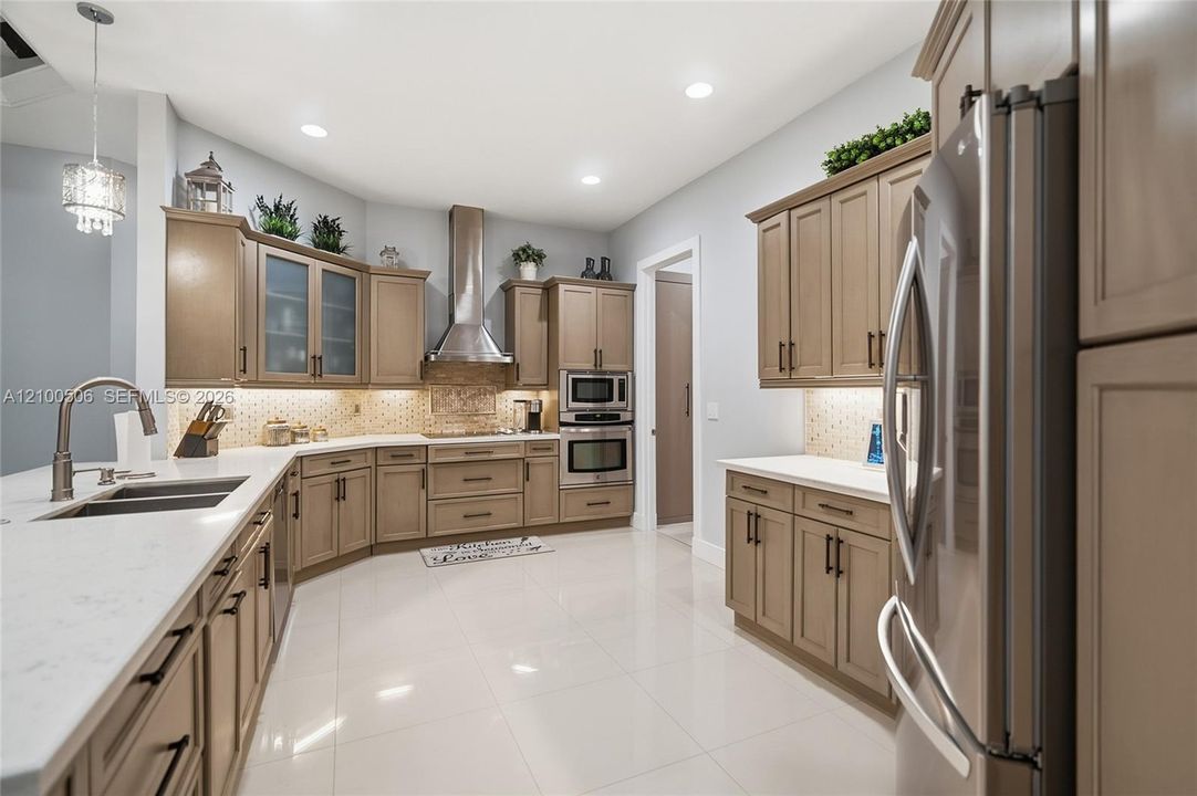 For Sale: $2,300,000 (5 beds, 4 baths, 3708 Square Feet)