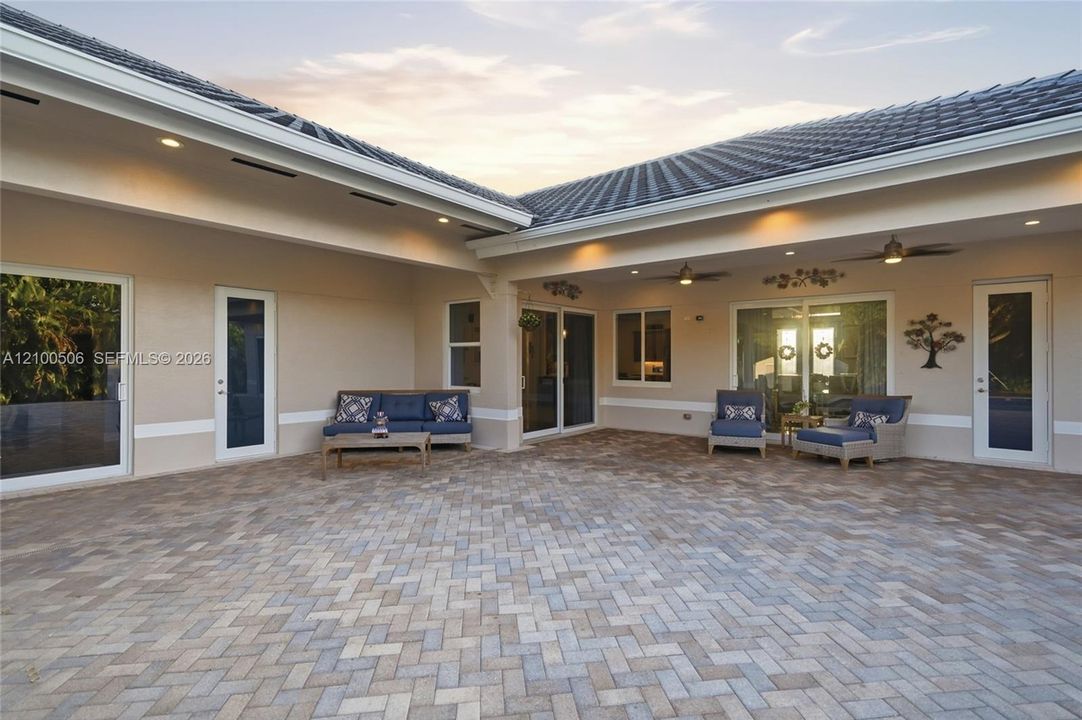 For Sale: $2,300,000 (5 beds, 4 baths, 3708 Square Feet)