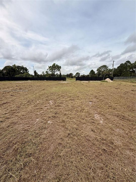 На продажу: $80,000 (1.25 acres)