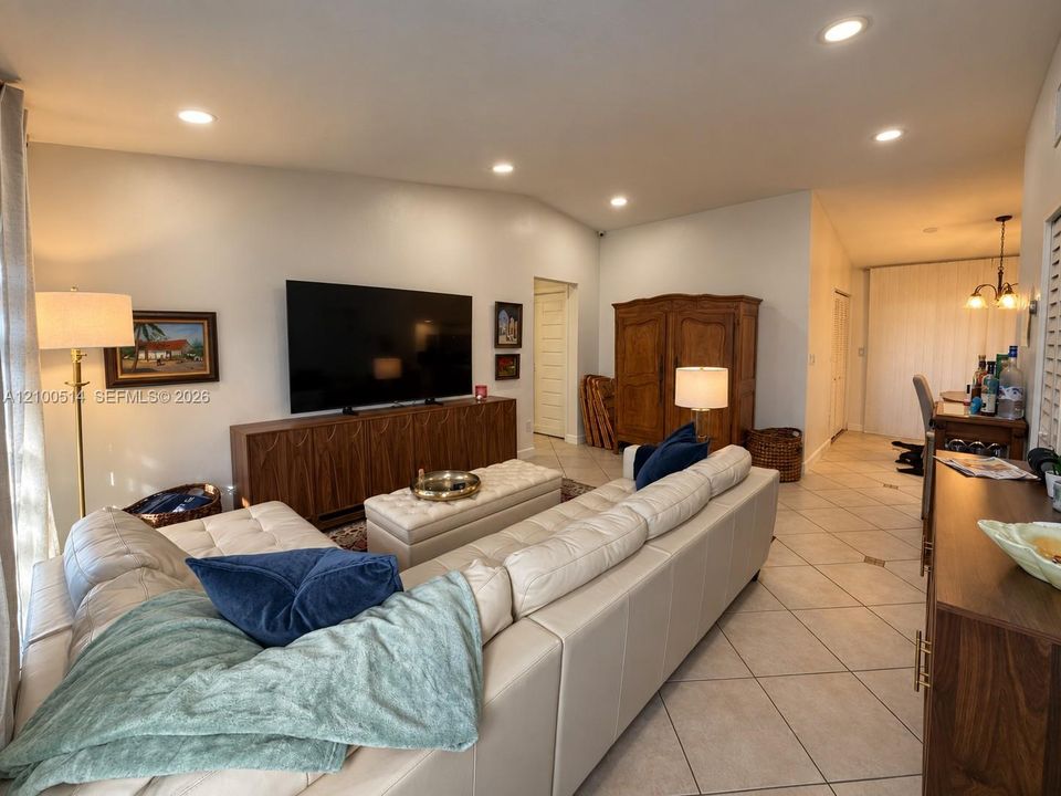 For Rent: $3,000 (3 beds, 2 baths, 1015 Square Feet)