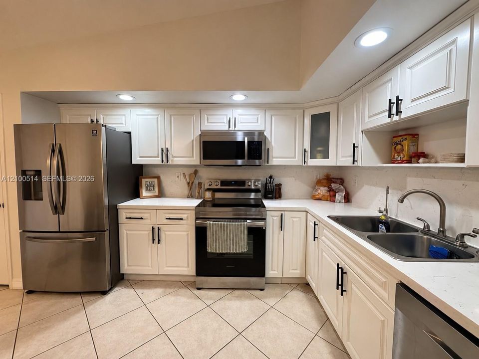 For Rent: $3,000 (3 beds, 2 baths, 1015 Square Feet)