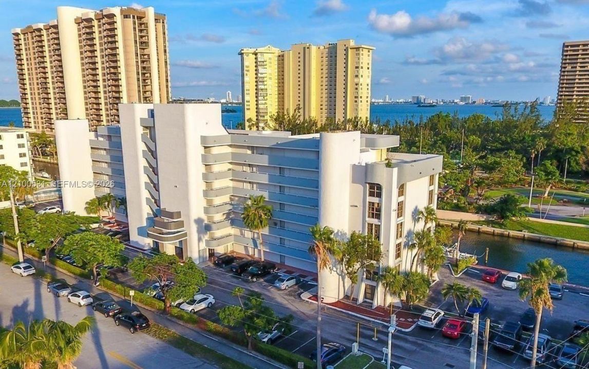 На продажу: $213,000 (1 спален, 2 ванн, 710 Квадратных фут)