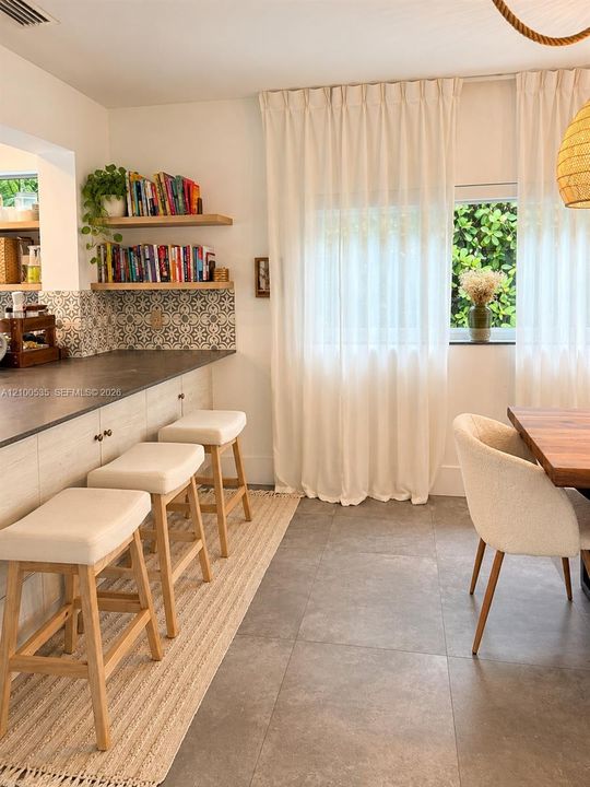 Activo con contrato: $8,900 (3 camas, 3 baños, 1896 Pies cuadrados)