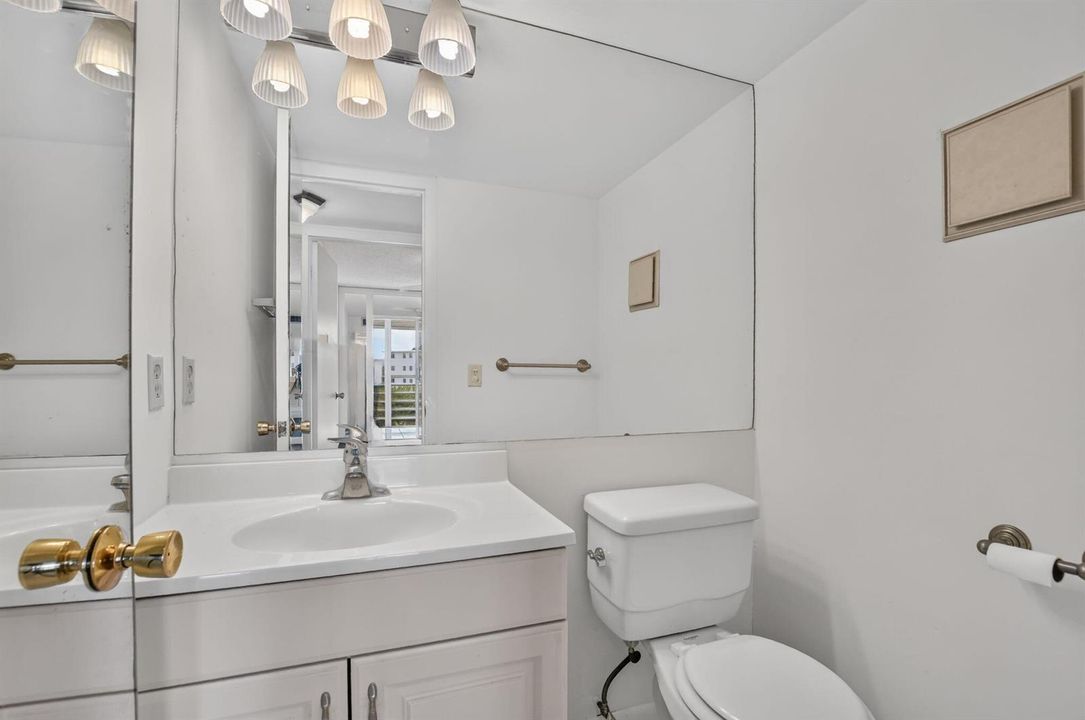 1/2 Bathroom