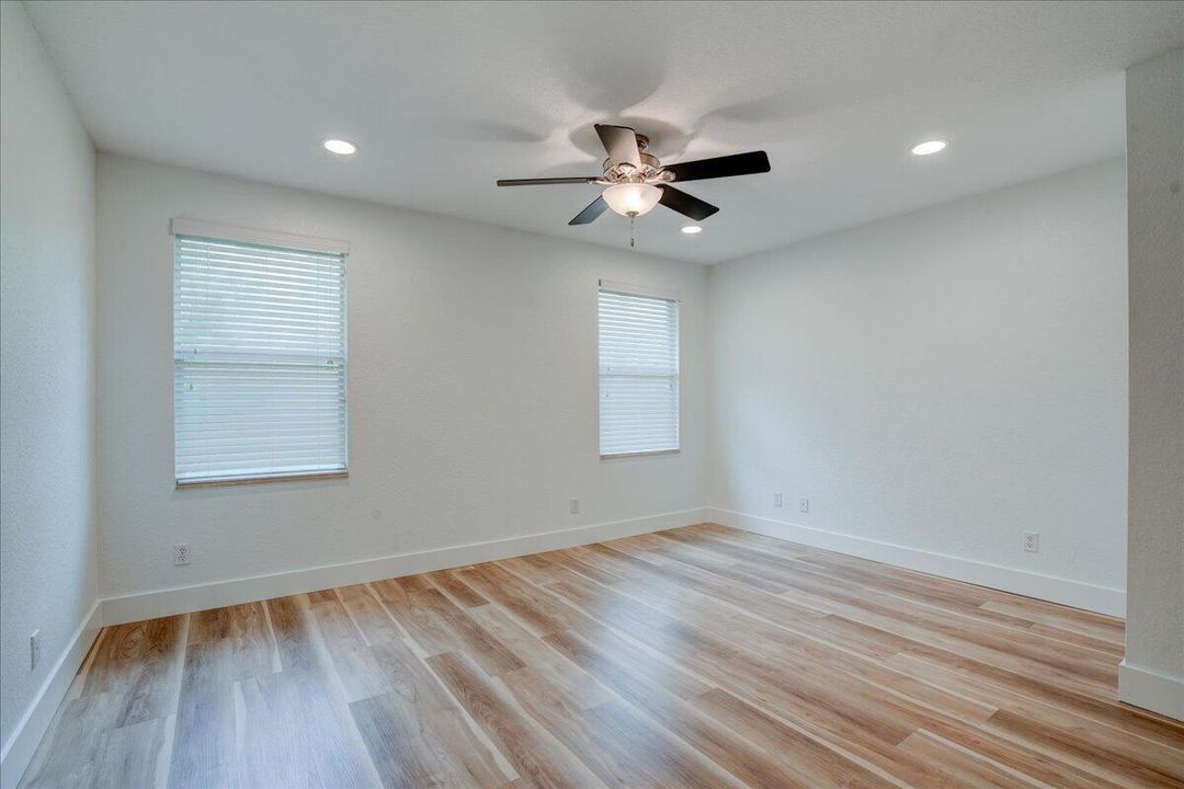 33-22160 Majestic Woods-29