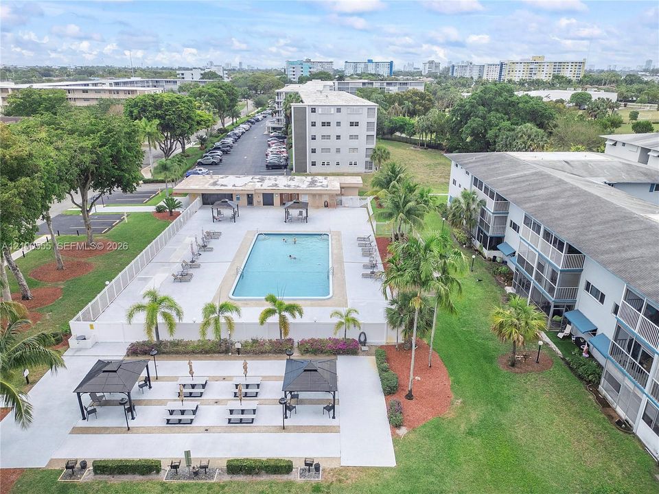 En Venta: $295,000 (3 camas, 3 baños, 1550 Pies cuadrados)