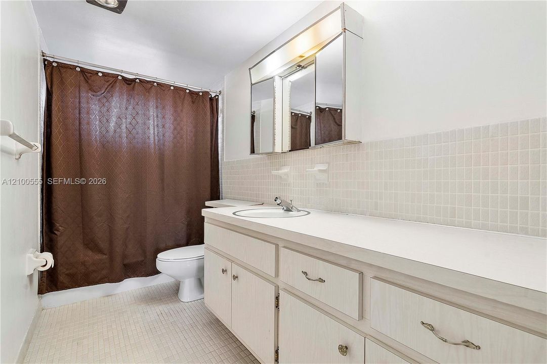 En Venta: $295,000 (3 camas, 3 baños, 1550 Pies cuadrados)