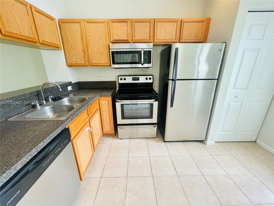 В аренду: $2,150 (2 спален, 2 ванн, 1008 Квадратных фут)