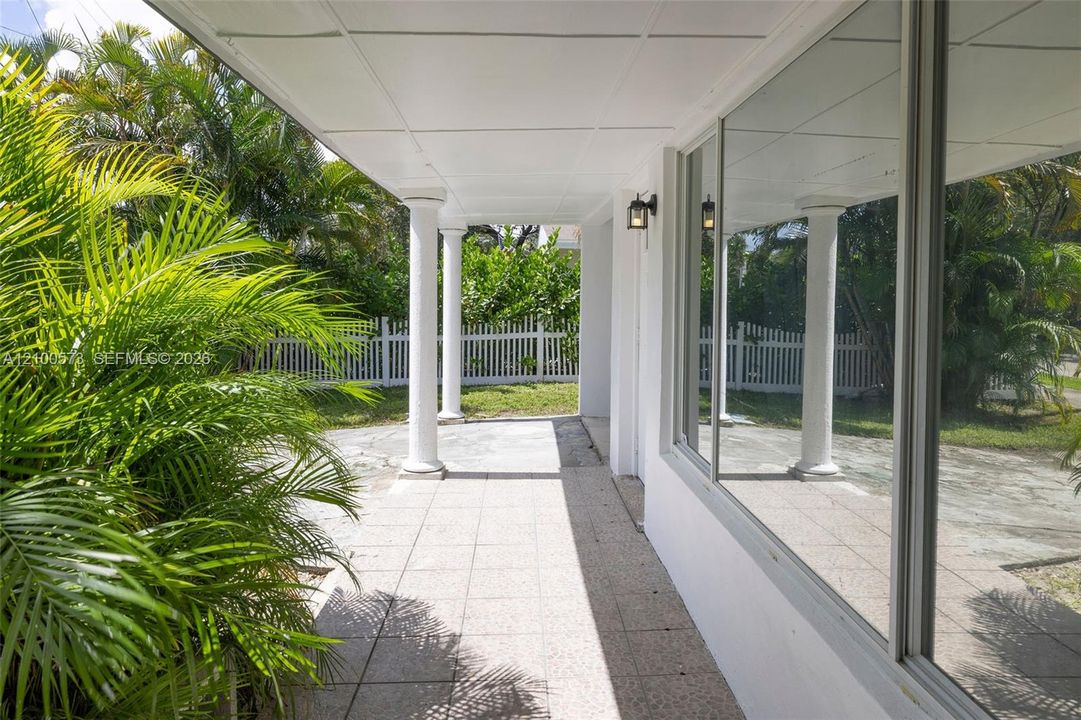 For Sale: $490,000 (2 beds, 1 baths, 744 Square Feet)