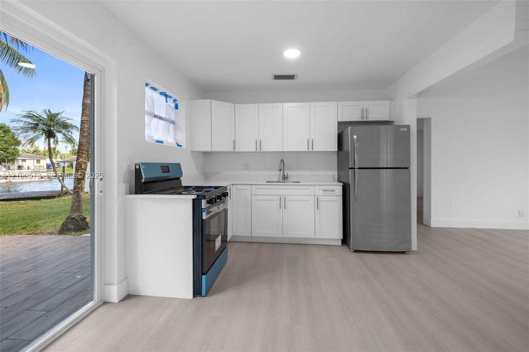 For Sale: $490,000 (2 beds, 1 baths, 744 Square Feet)