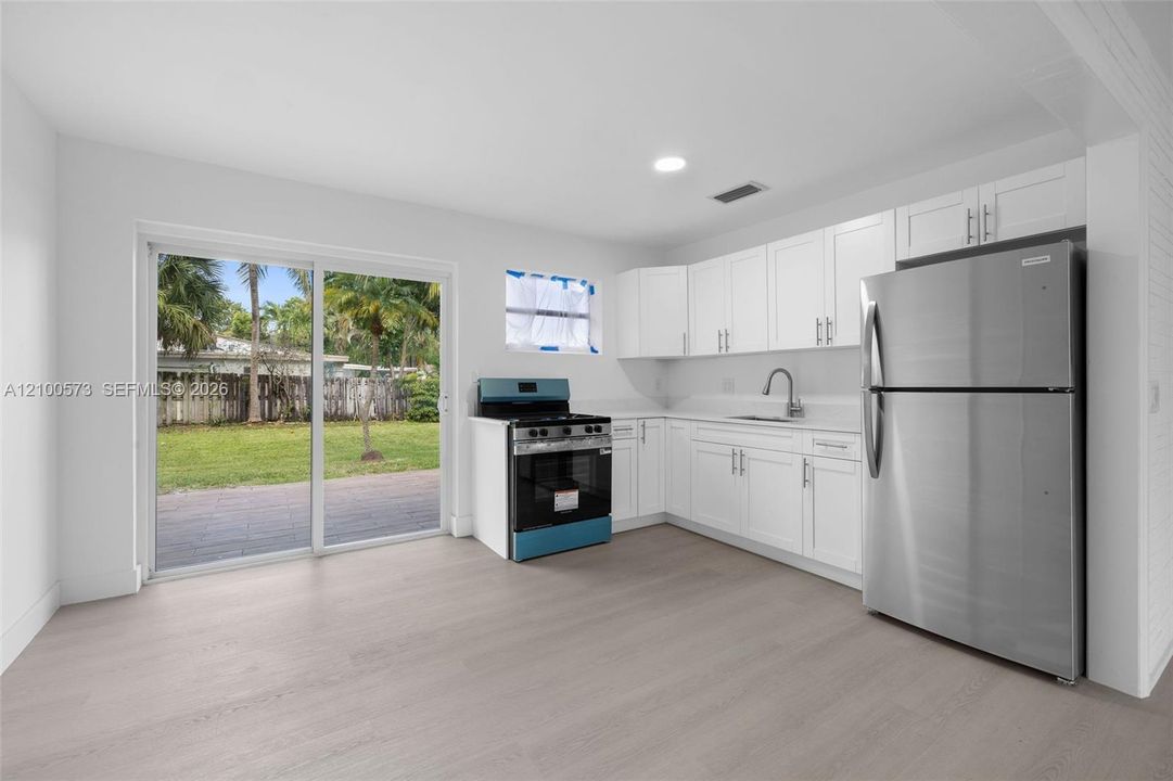For Sale: $490,000 (2 beds, 1 baths, 744 Square Feet)