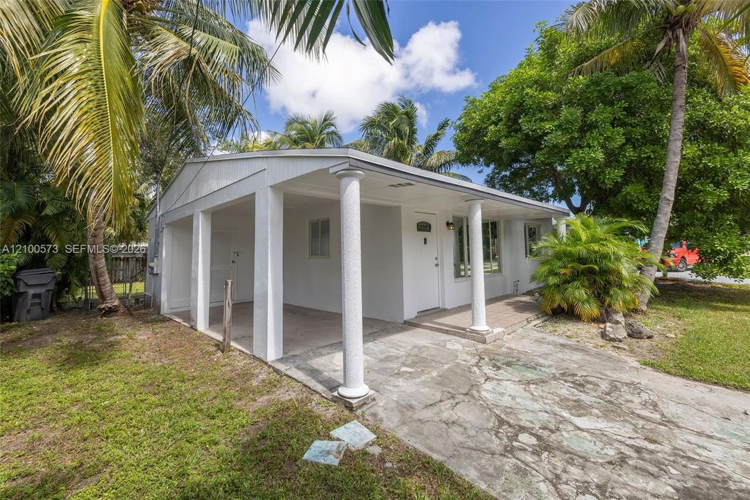 For Sale: $490,000 (2 beds, 1 baths, 744 Square Feet)