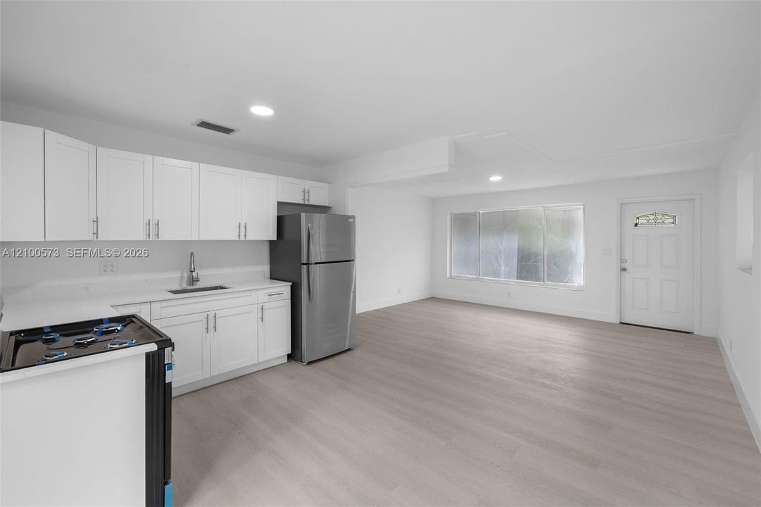 For Sale: $490,000 (2 beds, 1 baths, 744 Square Feet)
