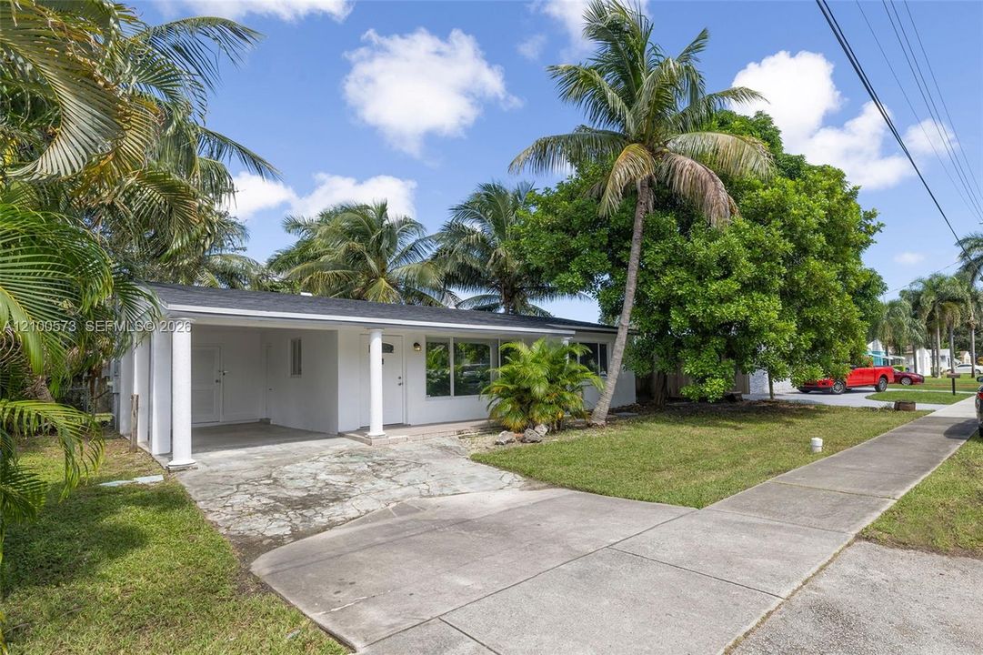 For Sale: $490,000 (2 beds, 1 baths, 744 Square Feet)