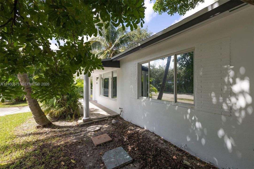 For Sale: $490,000 (2 beds, 1 baths, 744 Square Feet)