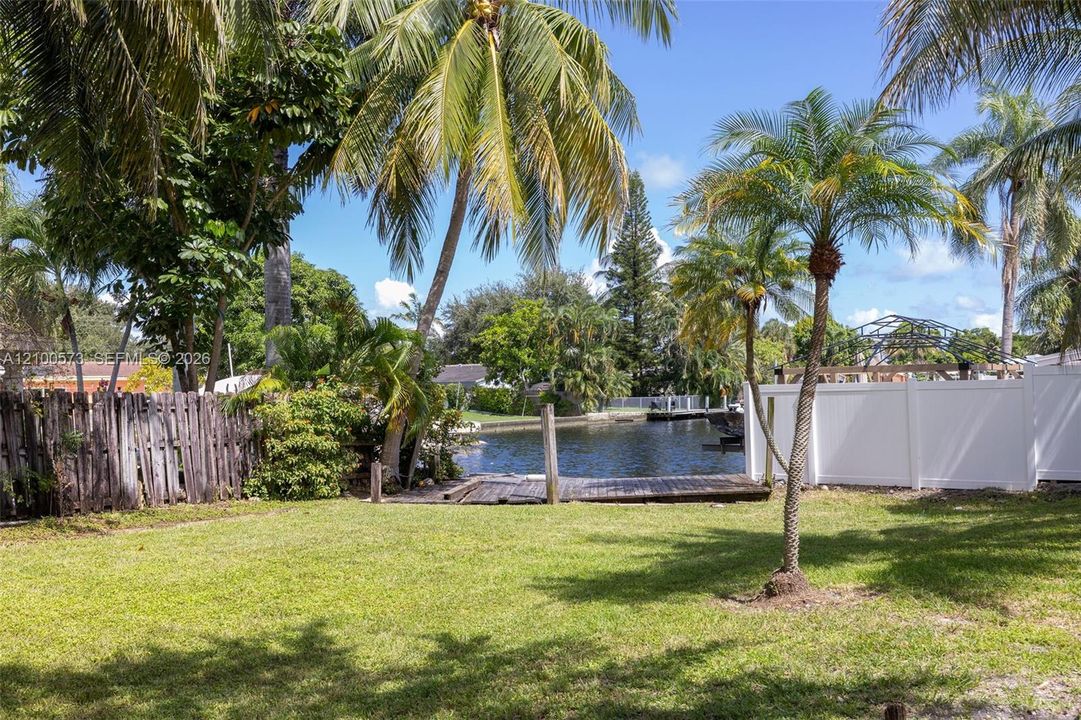 For Sale: $490,000 (2 beds, 1 baths, 744 Square Feet)