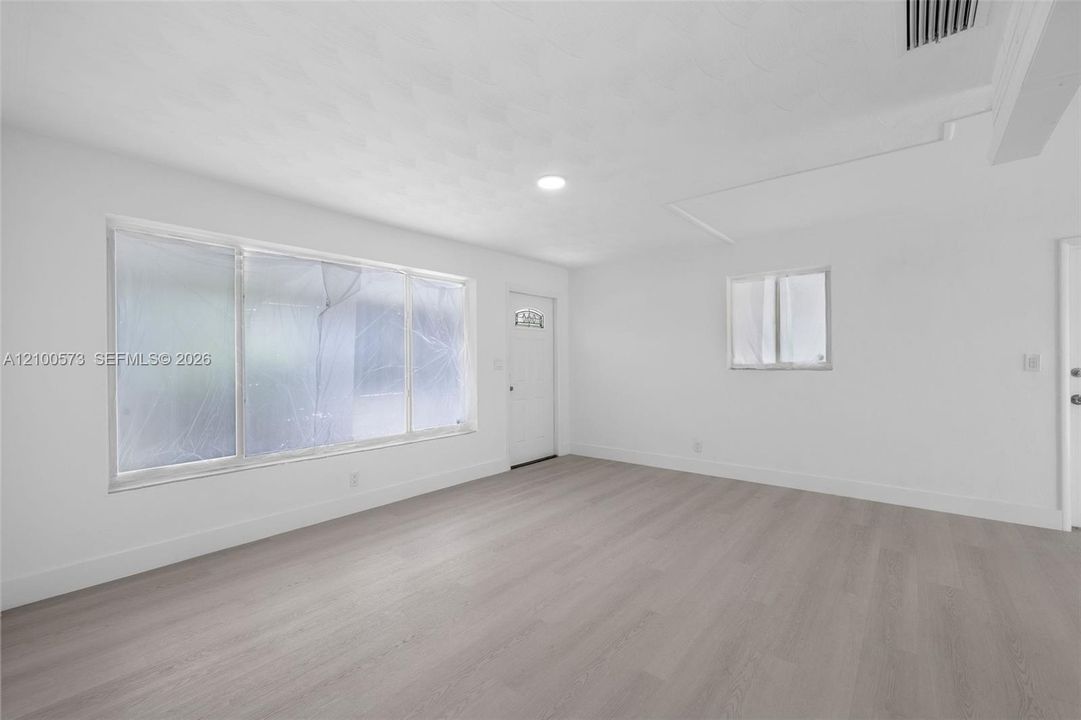 For Sale: $490,000 (2 beds, 1 baths, 744 Square Feet)