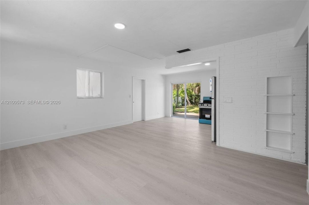 For Sale: $490,000 (2 beds, 1 baths, 744 Square Feet)