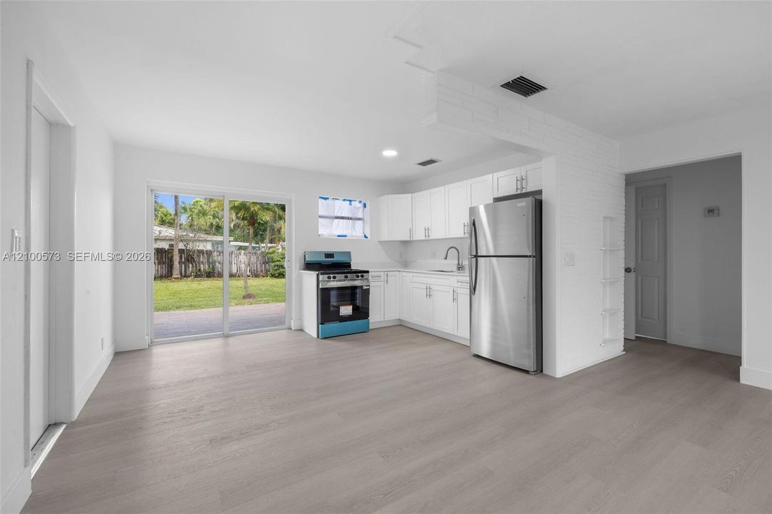 For Sale: $490,000 (2 beds, 1 baths, 744 Square Feet)