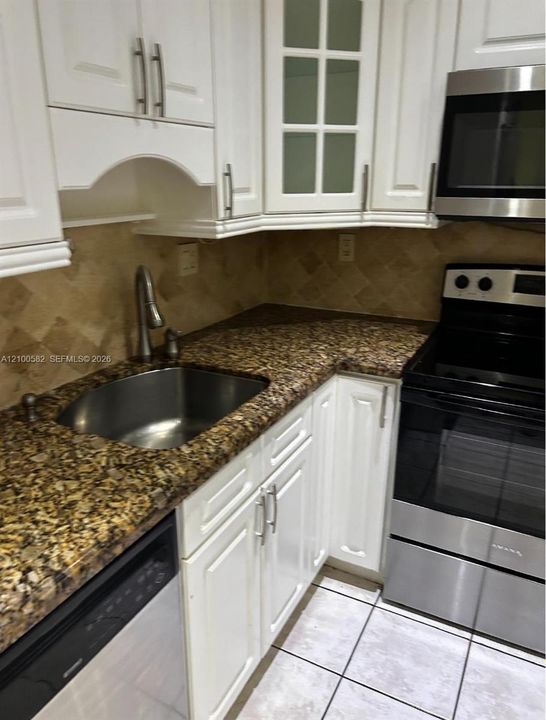 В аренду: $2,600 (2 спален, 2 ванн, 1075 Квадратных фут)