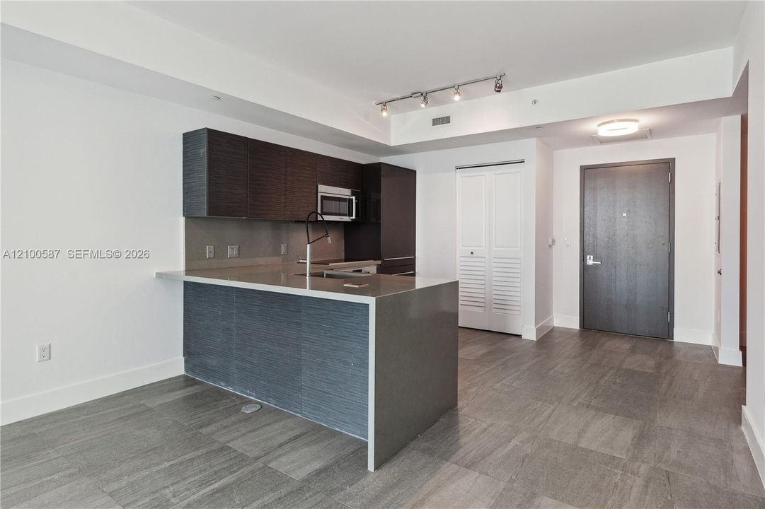 В аренду: $4,375 (1 спален, 1 ванн, 906 Квадратных фут)