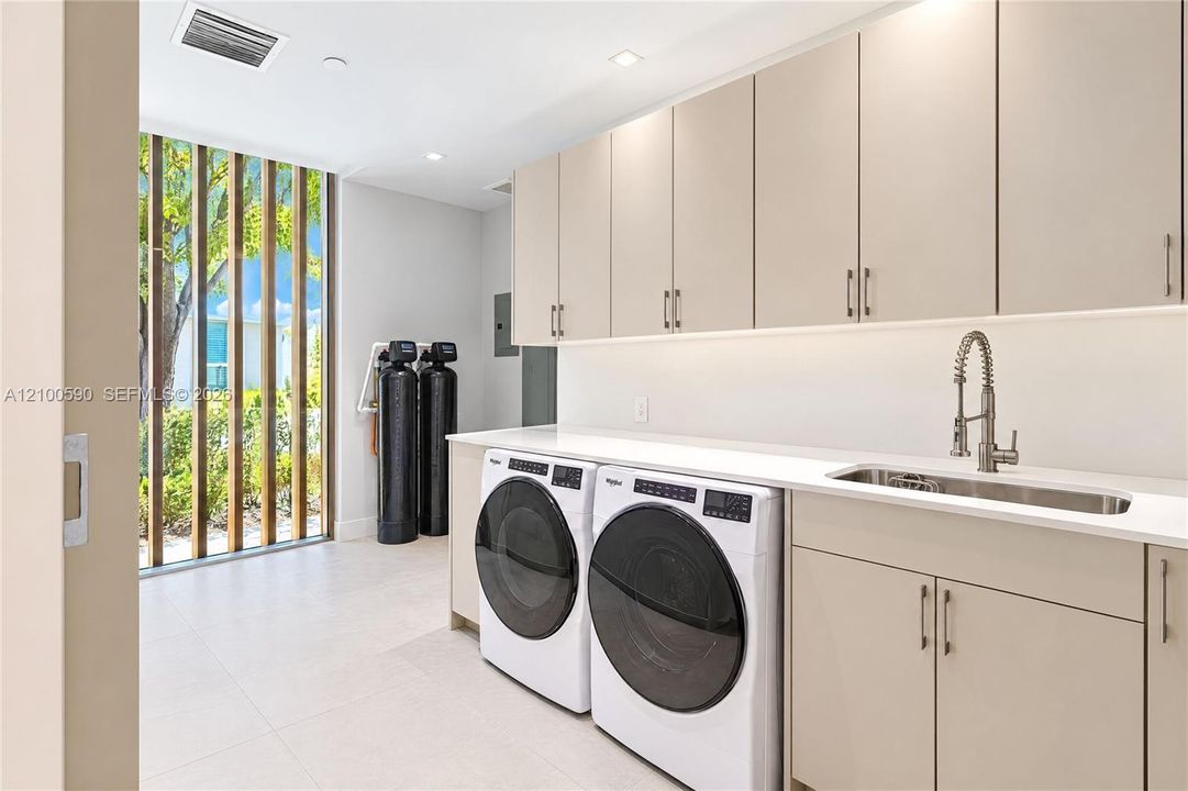 For Sale: $11,750,000 (7 beds, 5 baths, 5074 Square Feet)