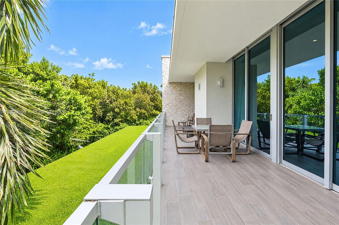 For Sale: $11,750,000 (7 beds, 5 baths, 5074 Square Feet)