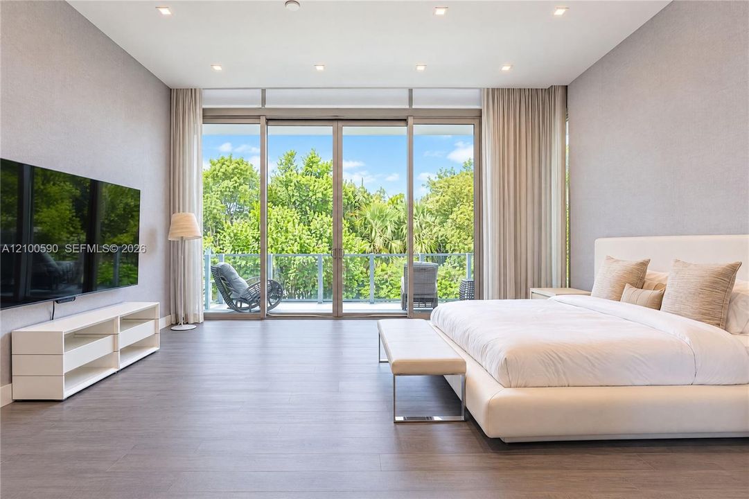 For Sale: $11,750,000 (7 beds, 5 baths, 5074 Square Feet)
