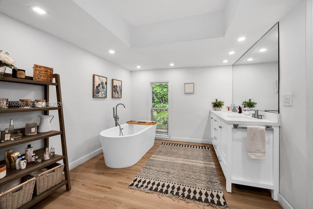 For Sale: $3,850,000 (6 beds, 5 baths, 4386 Square Feet)