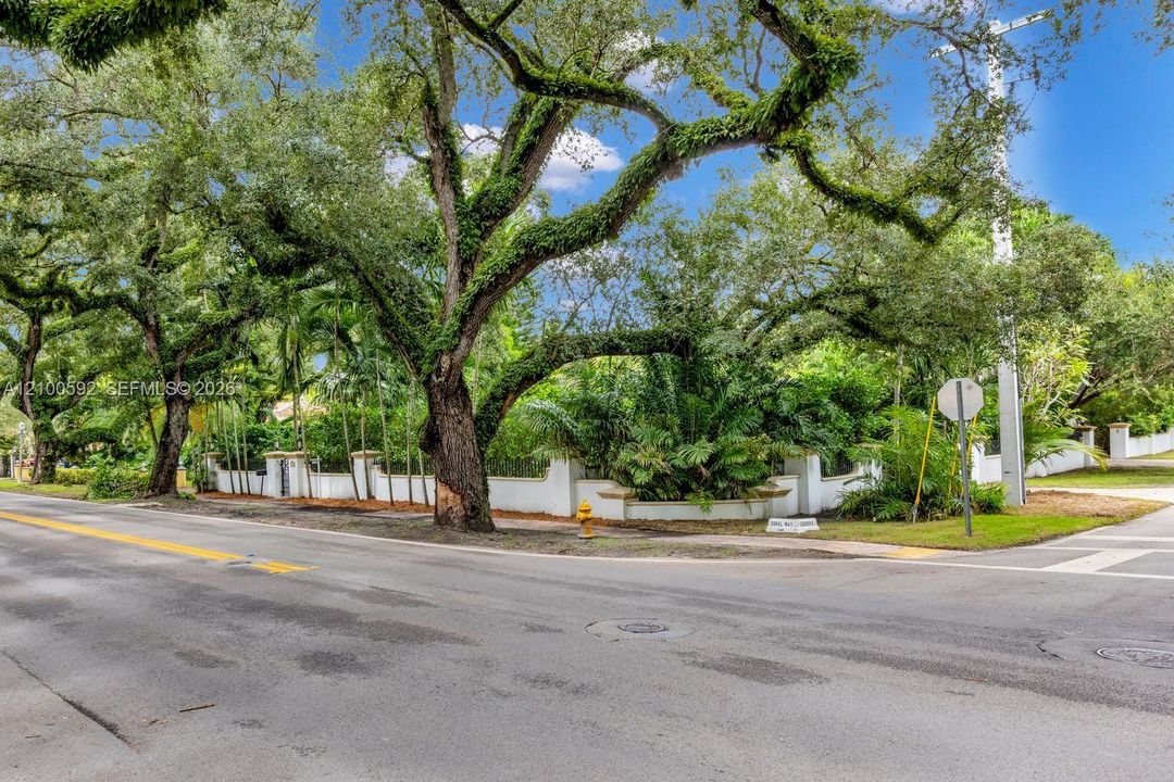 For Sale: $3,850,000 (6 beds, 5 baths, 4386 Square Feet)