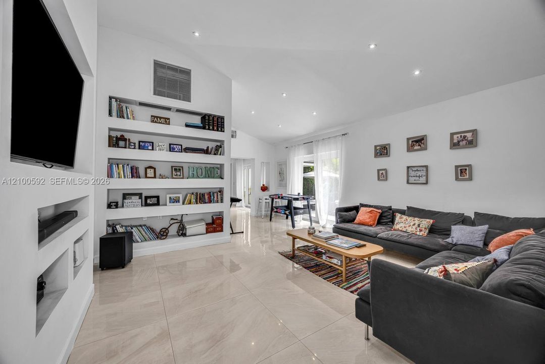 For Sale: $3,850,000 (6 beds, 5 baths, 4386 Square Feet)