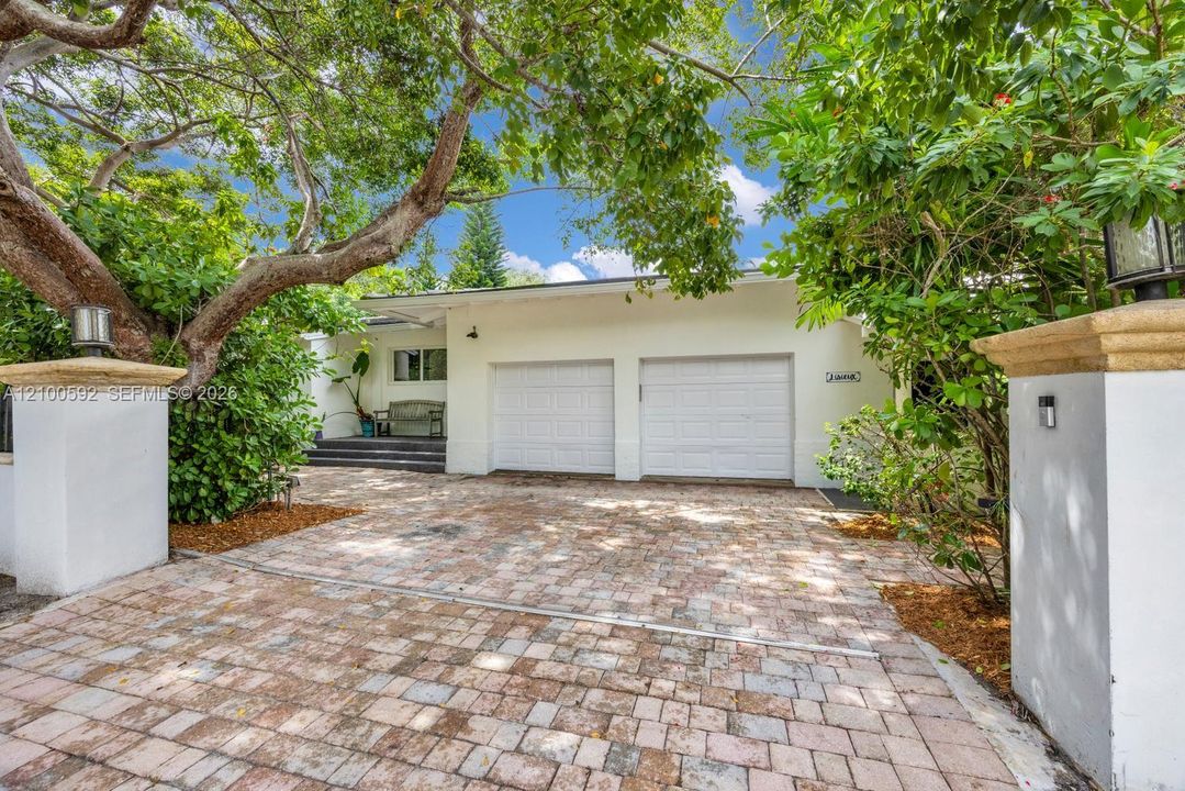 For Sale: $3,850,000 (6 beds, 5 baths, 4386 Square Feet)
