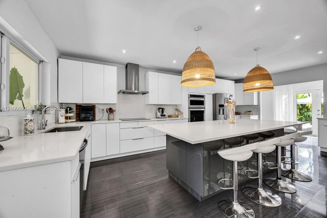 For Sale: $3,850,000 (6 beds, 5 baths, 4386 Square Feet)