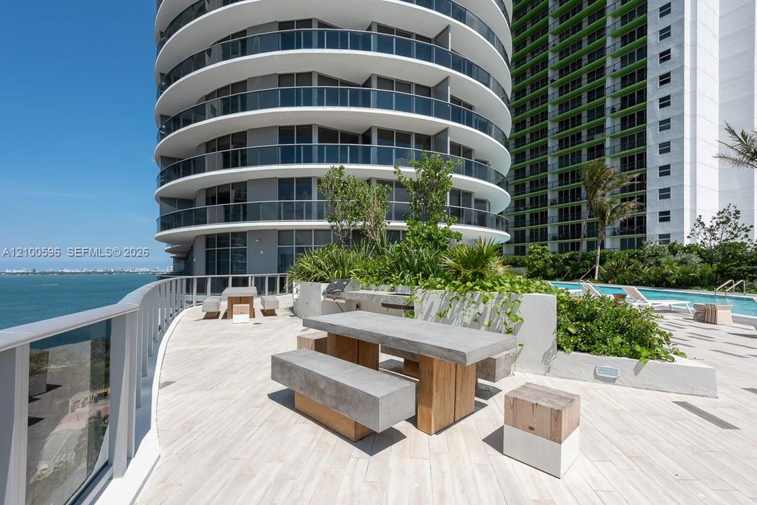 出租: $4,100 (1 贝兹, 2 浴室, 979 平方英尺)